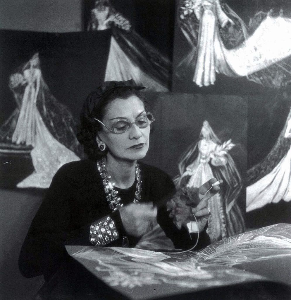 Chân dung người phụ nữ ở khách sạn suốt 34 năm dù nhà ở đối diện- Ảnh 1.