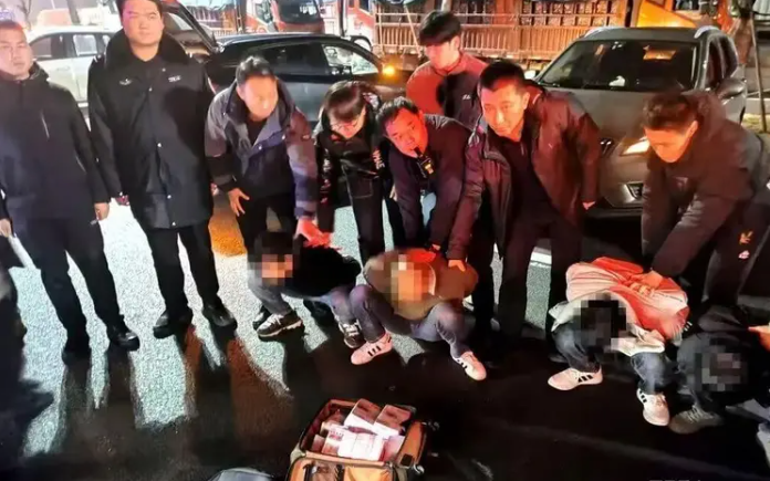 Phát hiện 7,4 tỷ đồng tiền mặt trên xe ô tô của 4 thanh niên ngoài 20 tuổi khi đi qua trạm thu phí cao tốc - Ảnh 1.