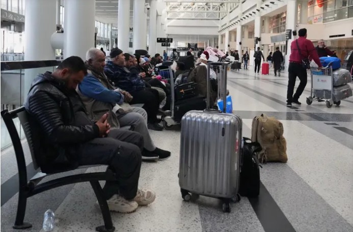 Đừng bắt họ trả phòng, chúng tôi trả tiền: 1 nước mạnh tay bao 20.000 khách mắc kẹt sau khi Iran tấn công- Ảnh 1.