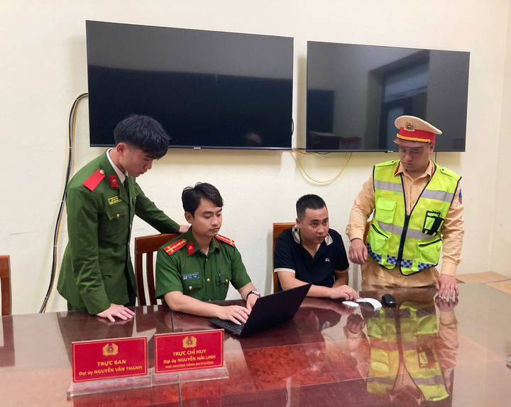 CSGT Quảng Ninh rút súng khống chế tài xế xe tải vi phạm nồng độ cồn - Ảnh 2.