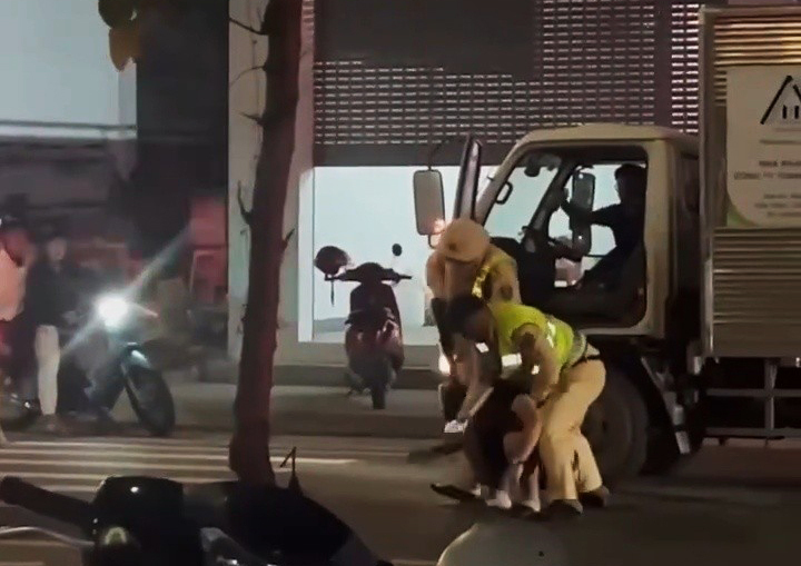 CSGT Quảng Ninh rút súng khống chế tài xế xe tải vi phạm nồng độ cồn - Ảnh 1.