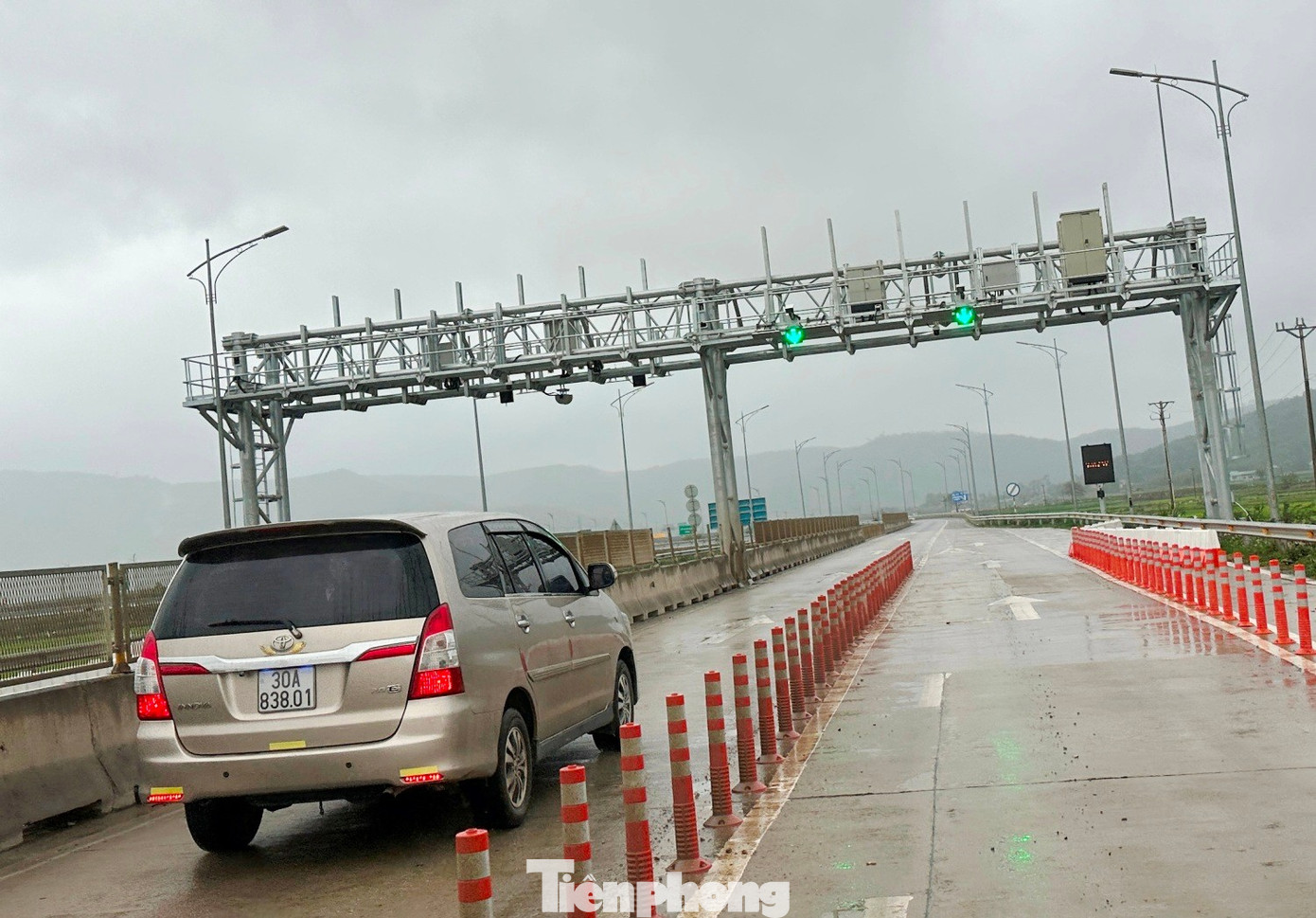 Tận thấy các trạm thu phí tự động hiện đại vừa vận hành trên cao tốc Bắc - Nam- Ảnh 3.