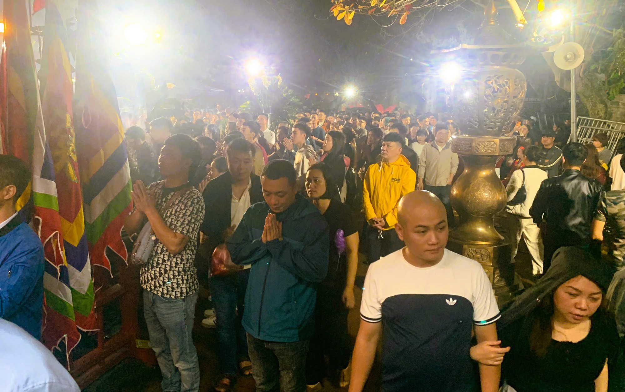 Hàng ngàn người "đội mưa" xuyên đêm chờ xin ấn đền Trần - Ảnh 6.