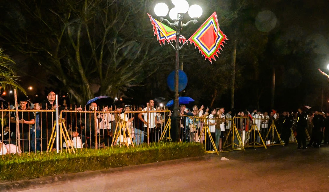 Hàng ngàn người "đội mưa" xuyên đêm chờ xin ấn đền Trần - Ảnh 5.