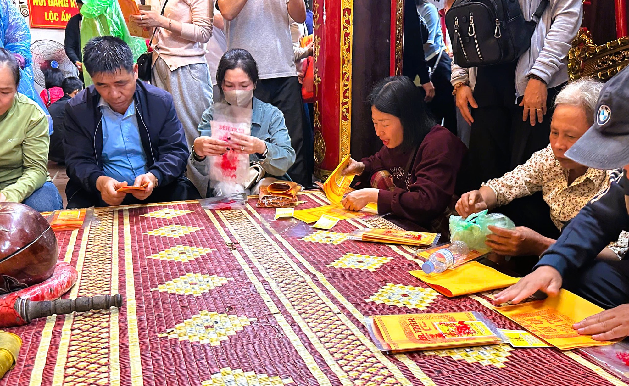 Hàng ngàn người "đội mưa" xuyên đêm chờ xin ấn đền Trần - Ảnh 10.