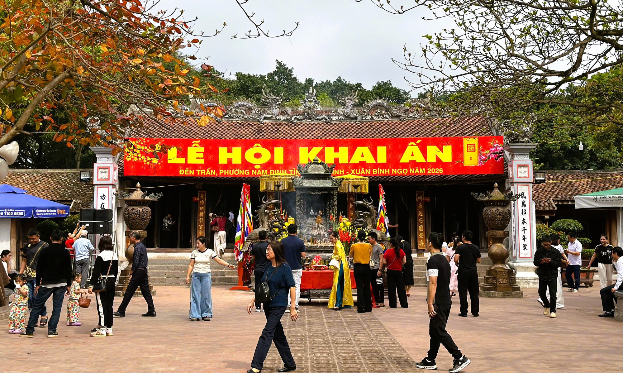 Hàng ngàn người "đội mưa" xuyên đêm chờ xin ấn đền Trần - Ảnh 3.