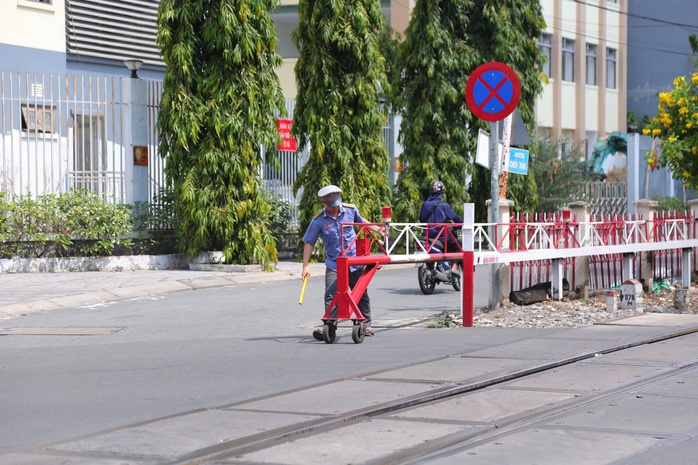 CSGT ghi hình xe máy băng qua đường sắt, người dân hết đường chối cãi - Ảnh 3.