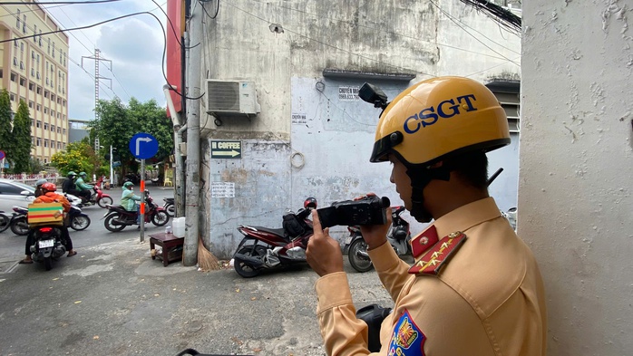 CSGT ghi hình xe máy băng qua đường sắt, người dân hết đường chối cãi - Ảnh 1.