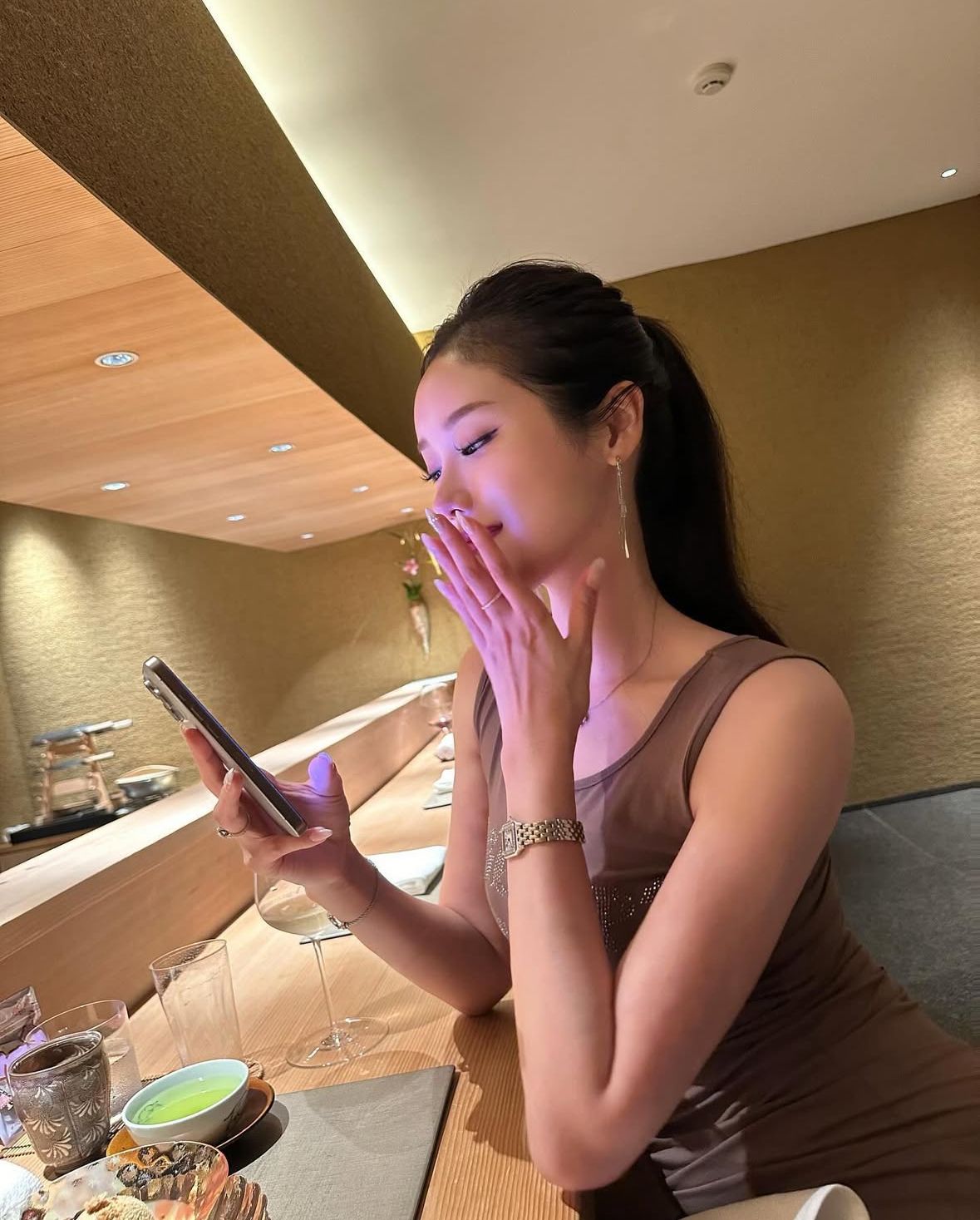 Người EQ thấp thích nhất 3 kiểu cầm điện thoại- Ảnh 2.