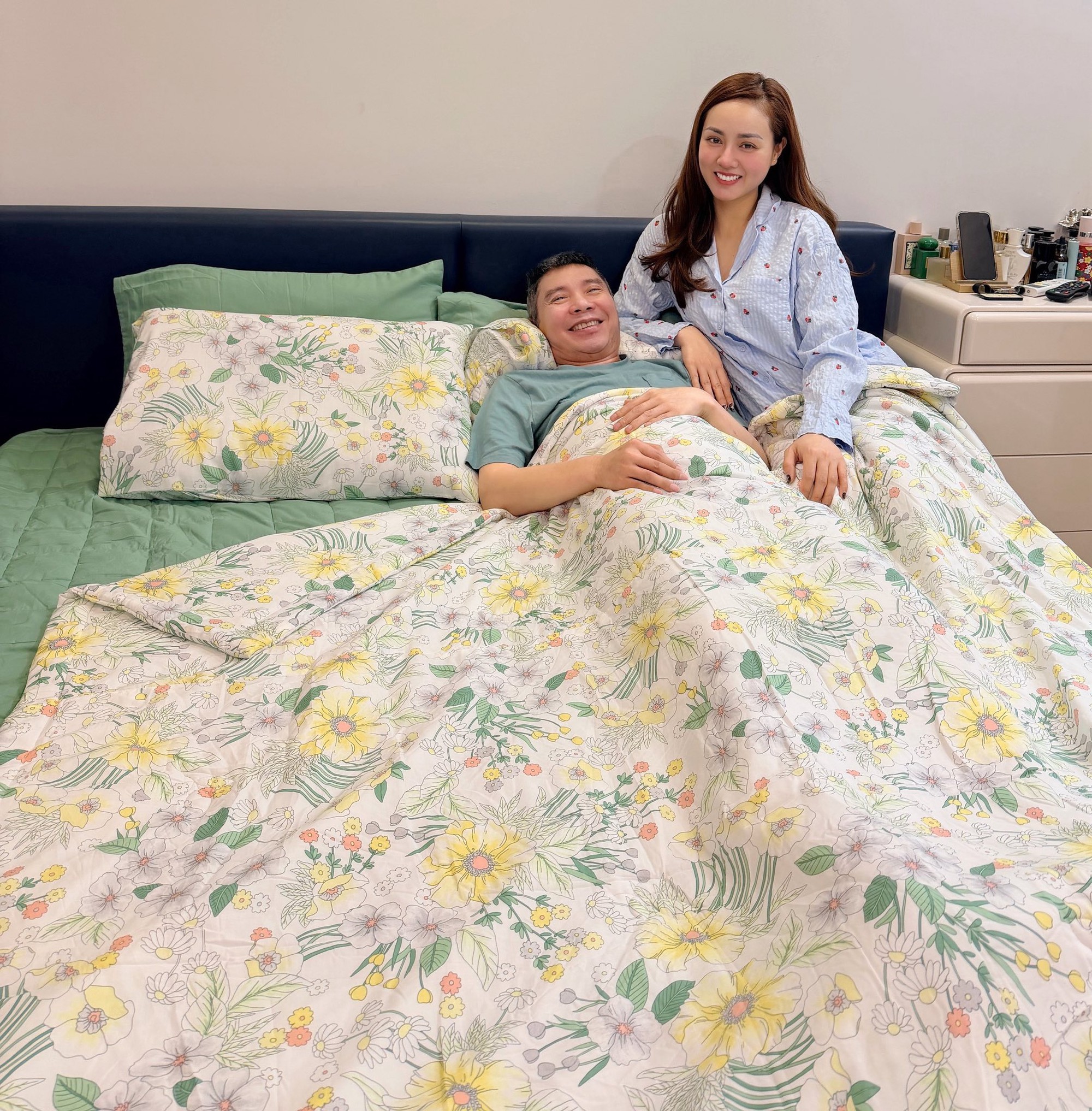 Vợ NSND Công Lý trải lòng sau 4 năm chồng mắc bệnh nặng: “Phải gồng mình để đứng vững” - Ảnh 3.