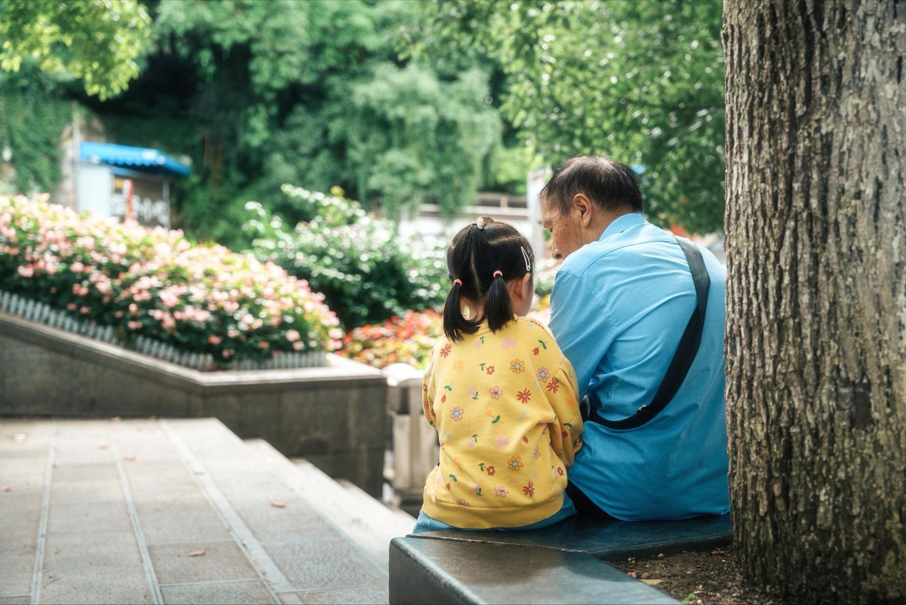 Sau tuổi 50 chưa có lương hưu, tôi nghỉ làm trông cháu 13 năm và trả giá bằng chính tuổi già của mình - Ảnh 1.