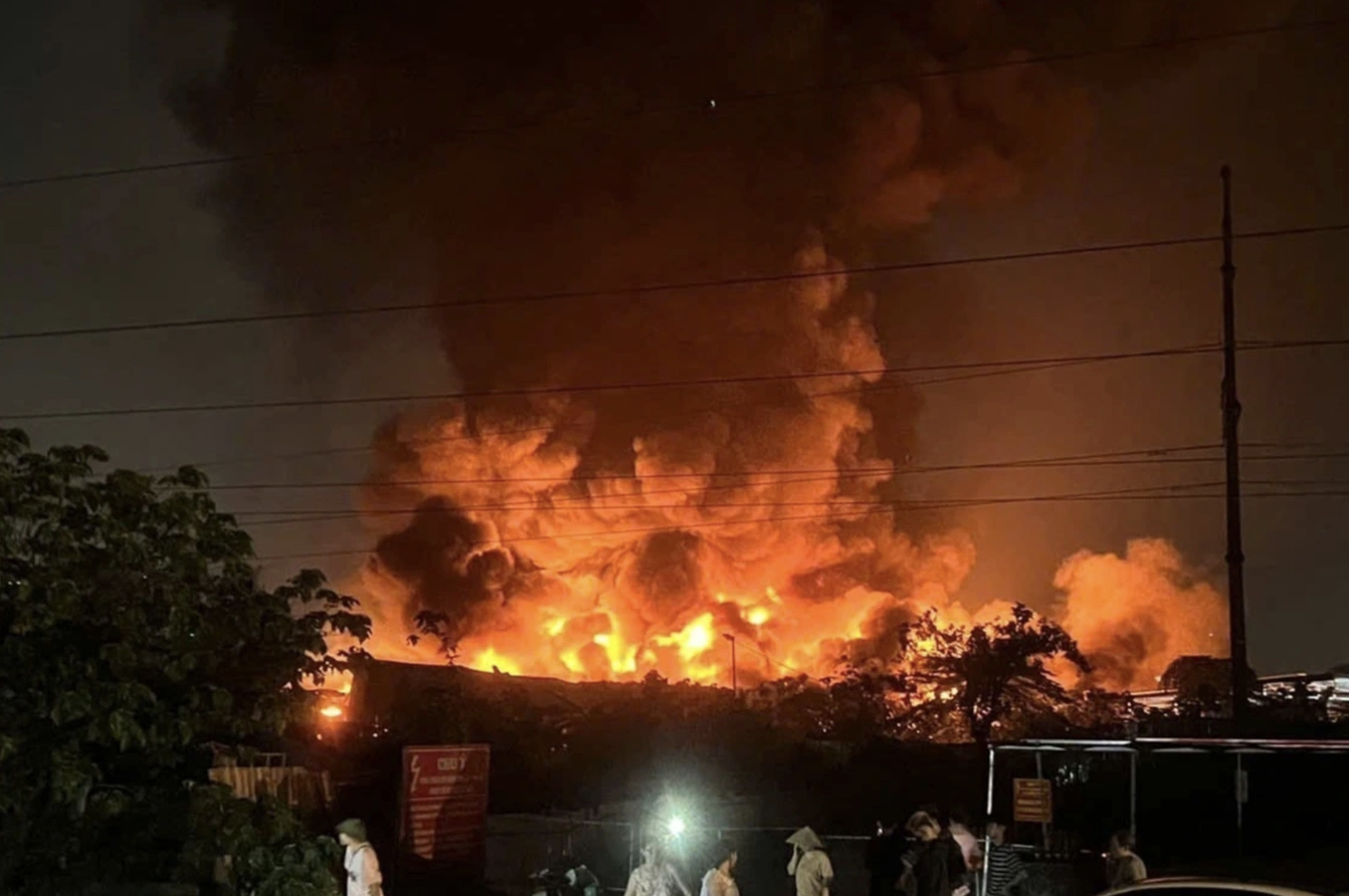 Cháy kho xưởng gỗ dữ dội gần Bệnh viện K Tân Triều , khói bốc cao ngùn ngụt - Ảnh 2.