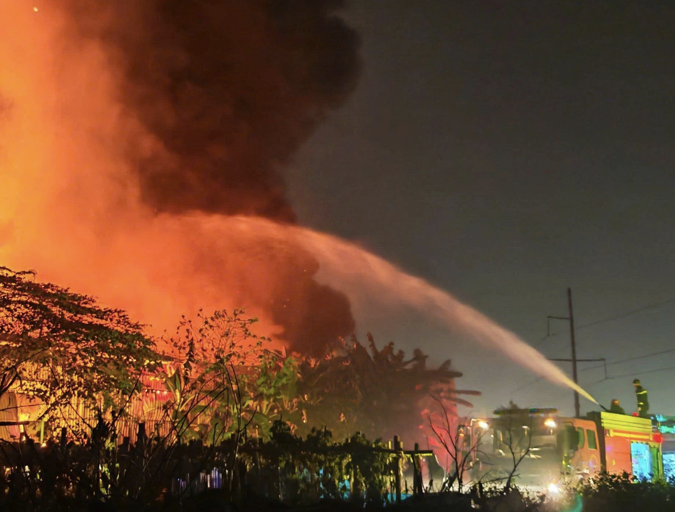 Cháy kho xưởng gỗ dữ dội gần Bệnh viện K Tân Triều , khói bốc cao ngùn ngụt - Ảnh 1.