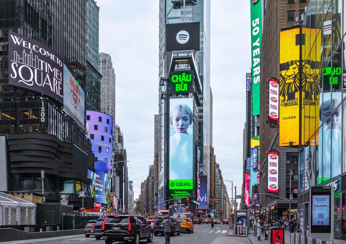 Một nữ nghệ sĩ Việt xuất hiện tại quảng trường Thời Đại ở New York - Ảnh 1.