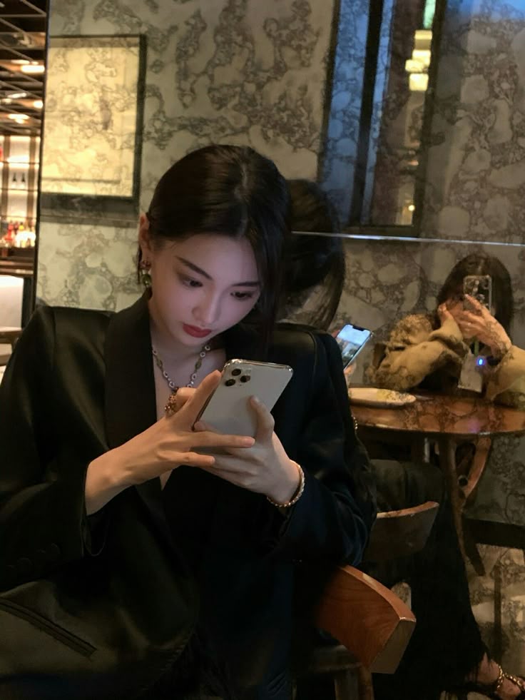 Người EQ thấp thích nhất 3 kiểu cầm điện thoại- Ảnh 1.