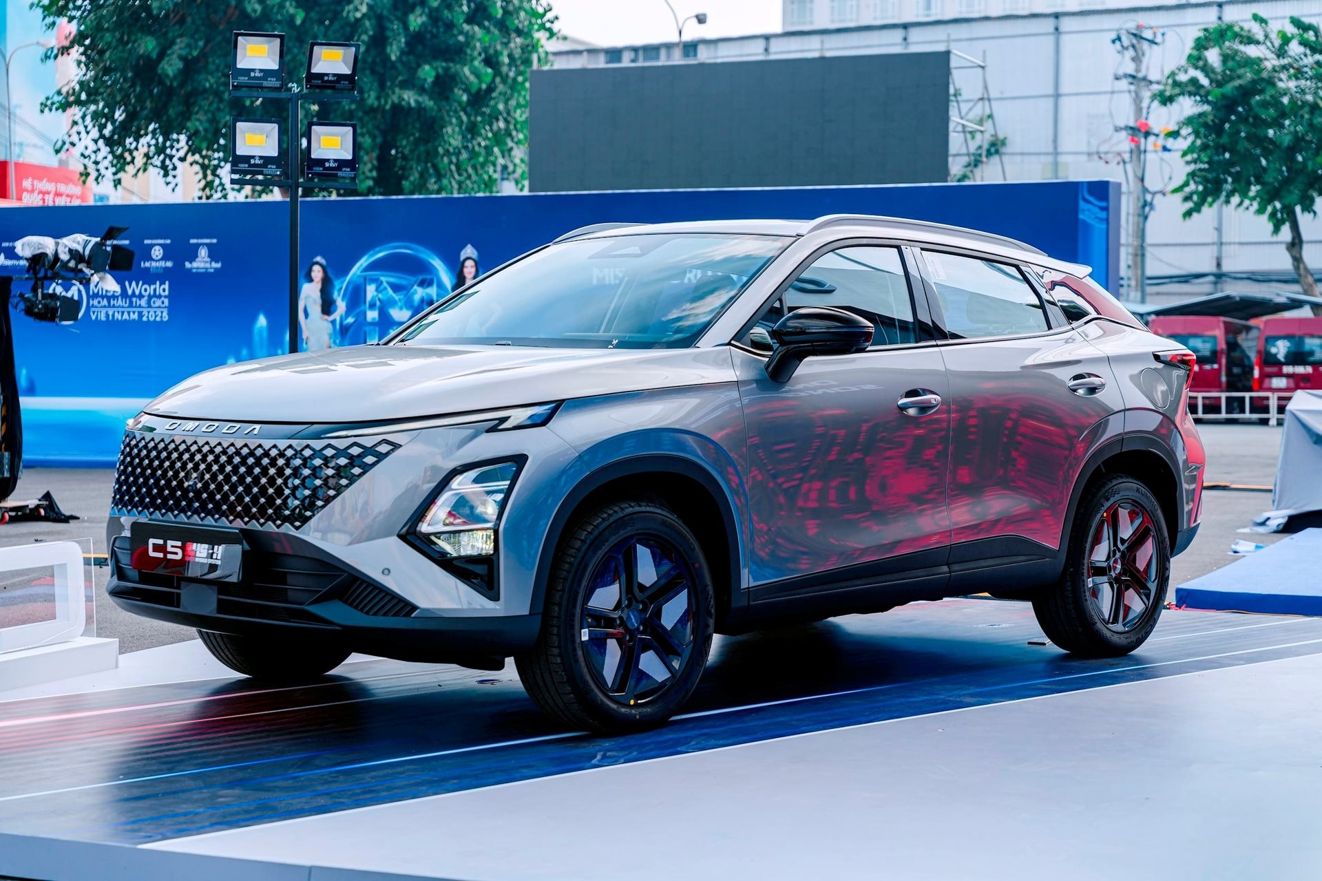 Thương hiệu ô tô Trung Quốc xây nhà máy ở Việt Nam ra mắt SUV hybrid cỡ B+: Giá từ 599 triệu rẻ hơn Toyota Corolla Cross HEV 250 triệu, tầm hoạt động 1.000 km - Ảnh 1.