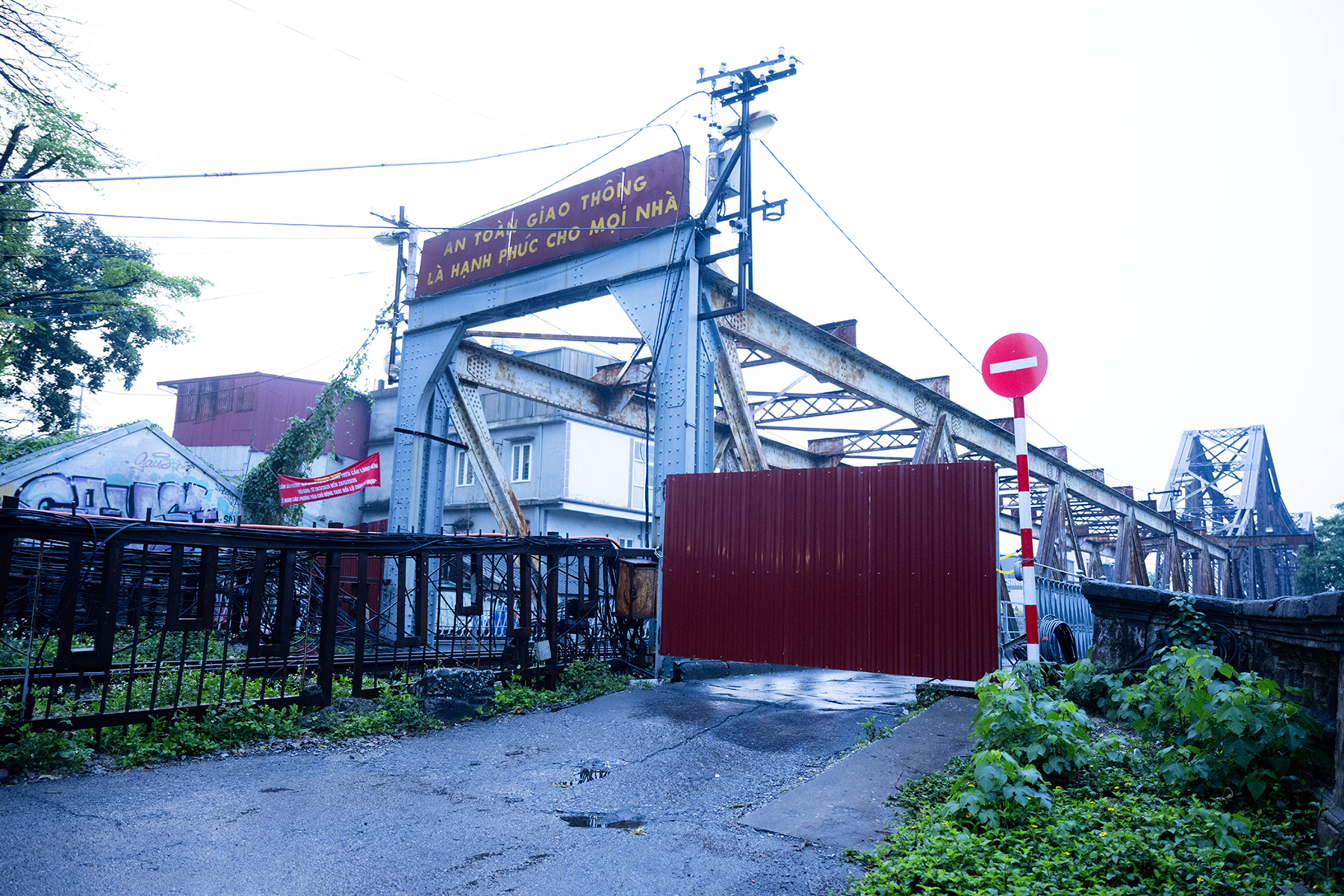 Cầu Long Biên tạm dừng, Chương Dương quá tải: Người dân mệt mỏi chôn chân giữa dòng xe ùn tắc- Ảnh 1.