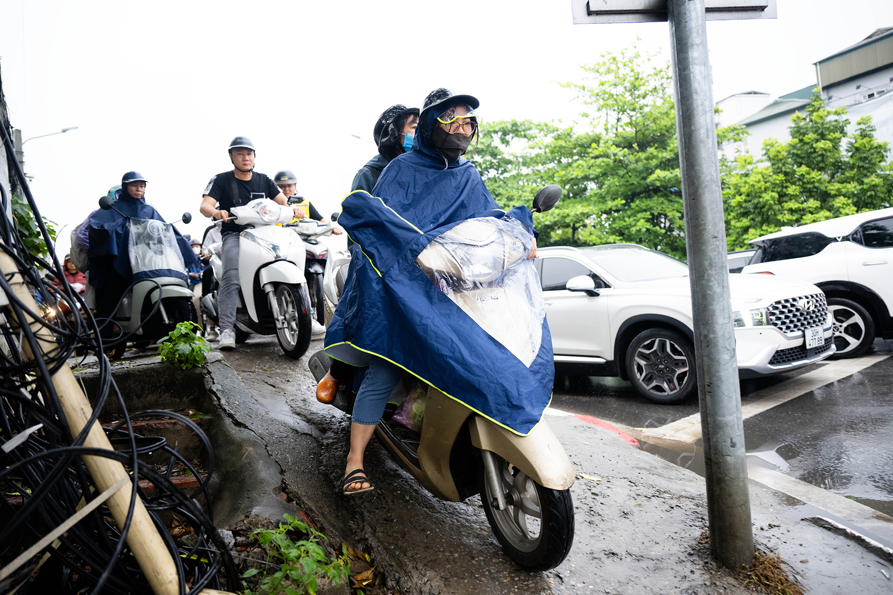 Cầu Long Biên tạm dừng, Chương Dương quá tải: Người dân mệt mỏi chôn chân giữa dòng xe ùn tắc- Ảnh 8.