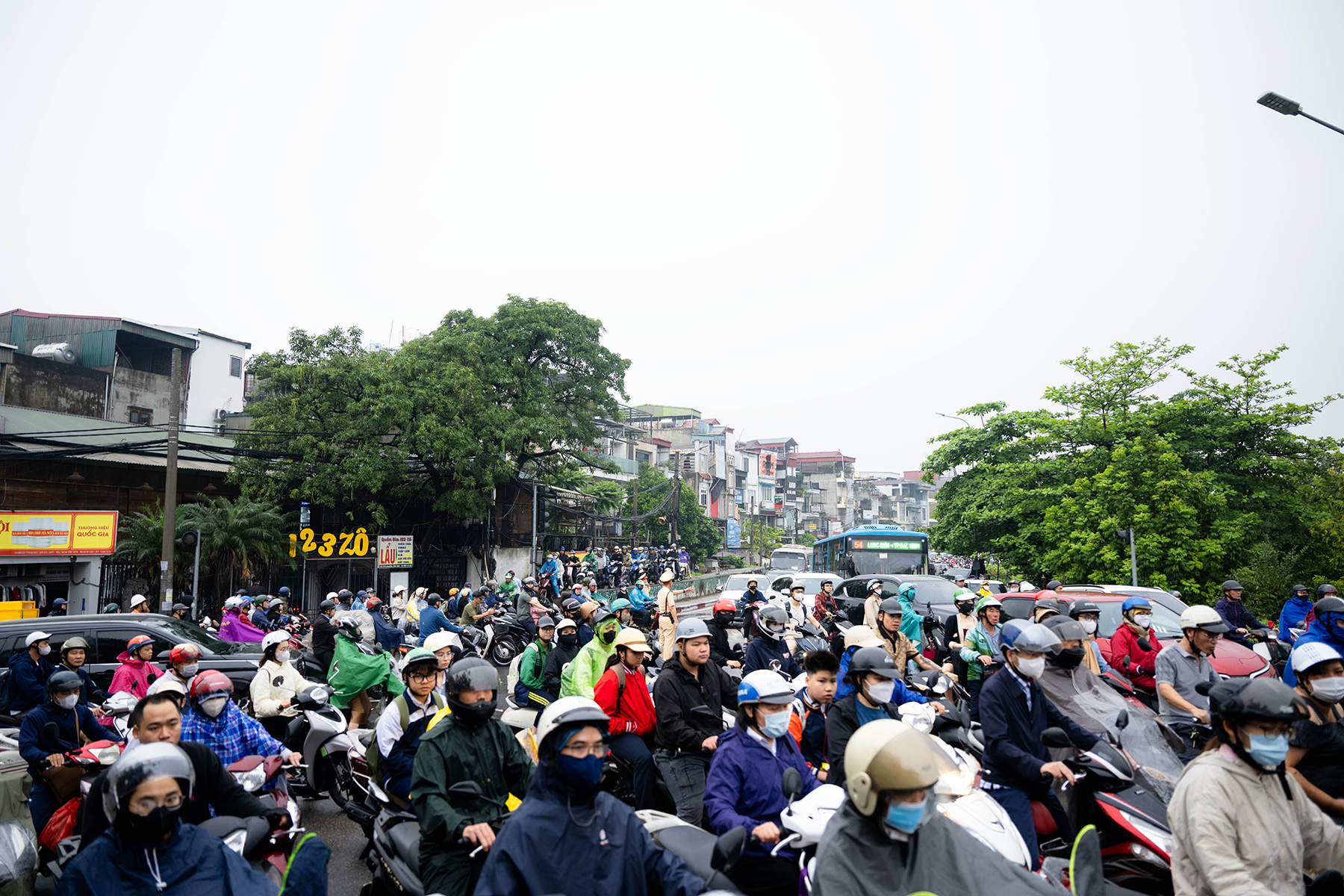 Cầu Long Biên tạm dừng, Chương Dương quá tải: Người dân mệt mỏi chôn chân giữa dòng xe ùn tắc- Ảnh 17.