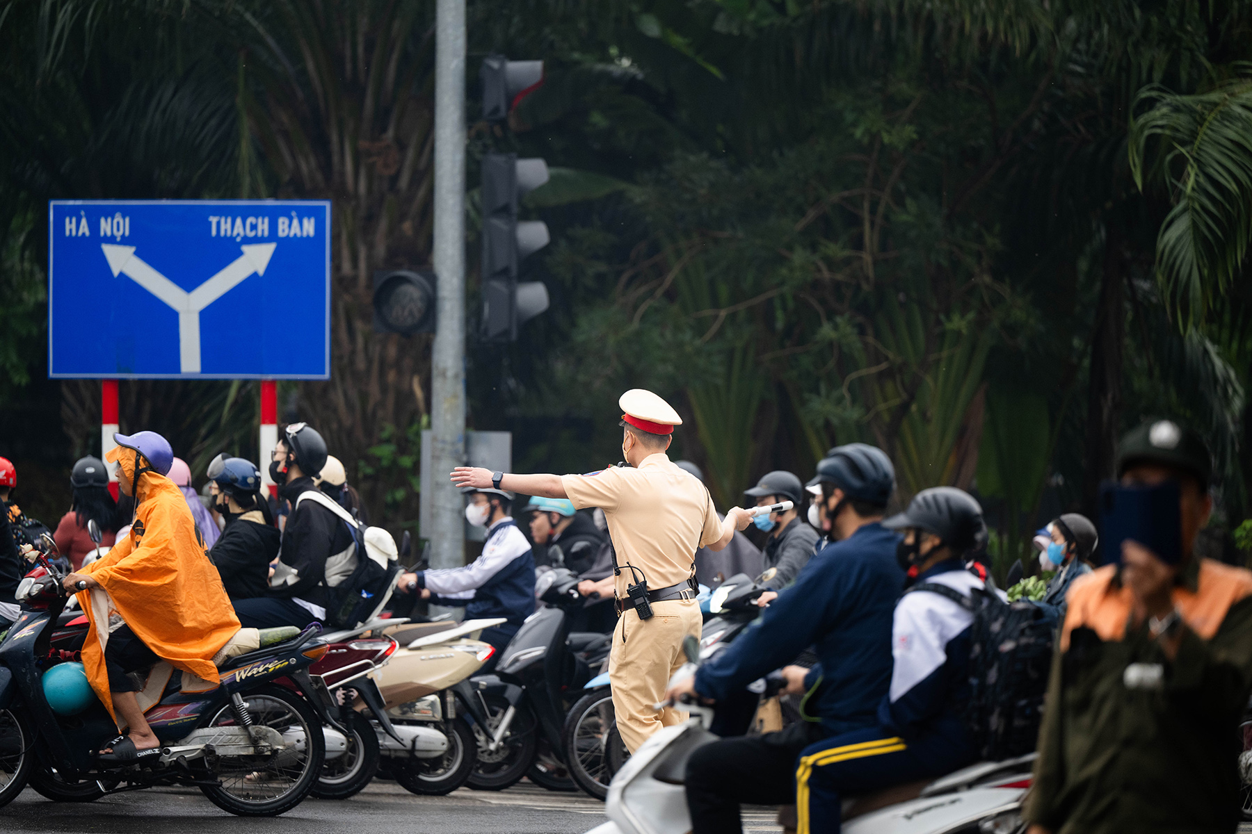 Cầu Long Biên tạm dừng, Chương Dương quá tải: Người dân mệt mỏi chôn chân giữa dòng xe ùn tắc- Ảnh 6.