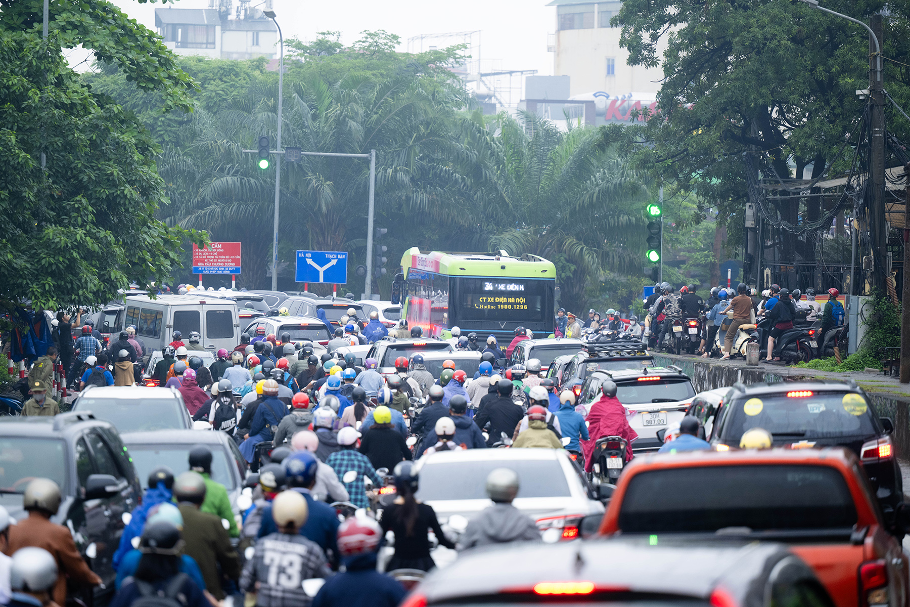 Cầu Long Biên tạm dừng, Chương Dương quá tải: Người dân mệt mỏi chôn chân giữa dòng xe ùn tắc- Ảnh 3.