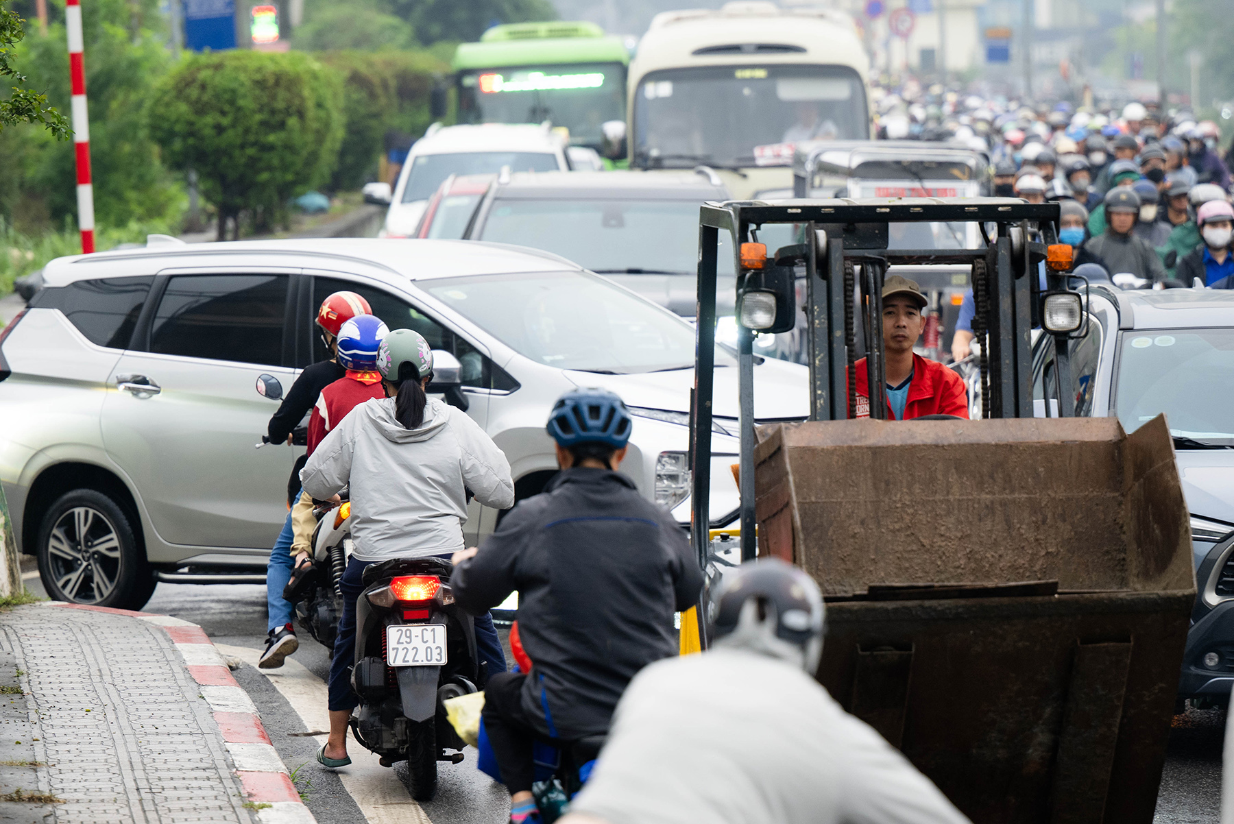 Cầu Long Biên tạm dừng, Chương Dương quá tải: Người dân mệt mỏi chôn chân giữa dòng xe ùn tắc- Ảnh 11.
