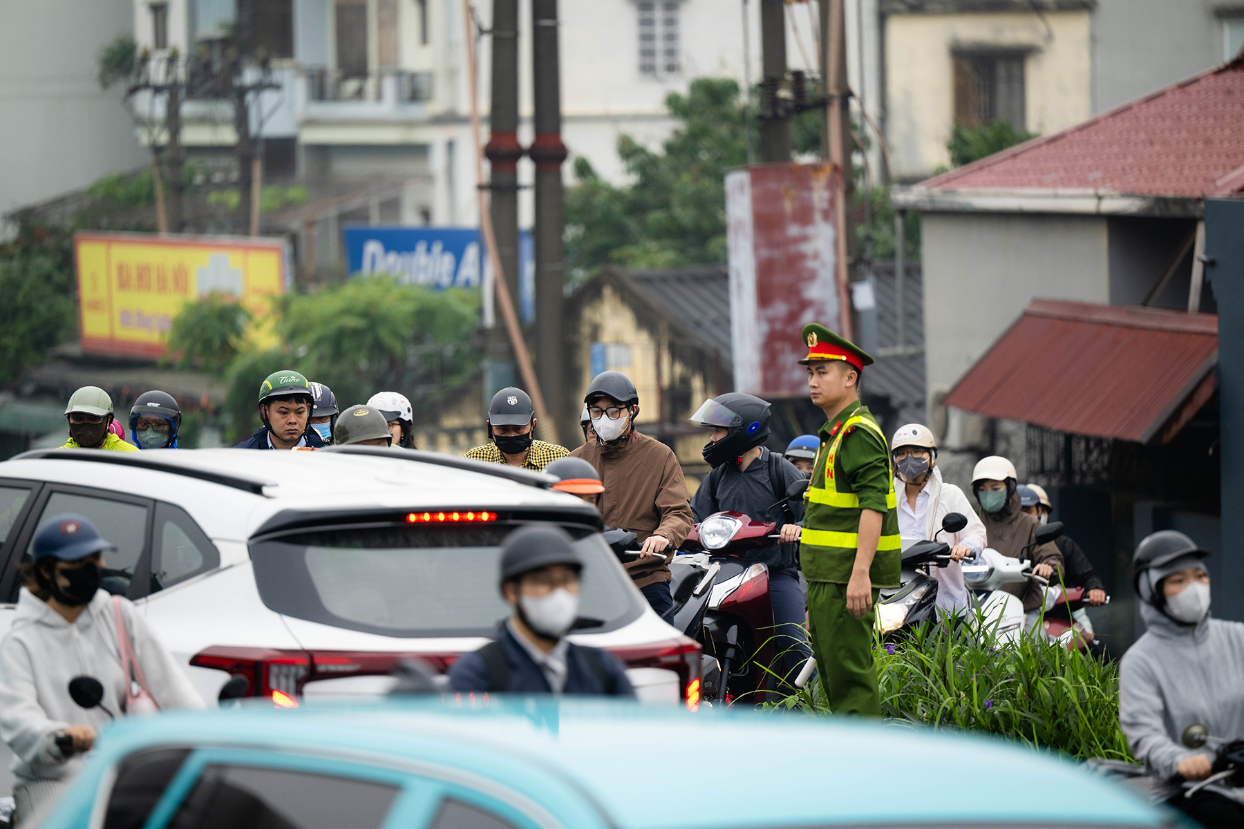 Cầu Long Biên tạm dừng, Chương Dương quá tải: Người dân mệt mỏi chôn chân giữa dòng xe ùn tắc- Ảnh 5.