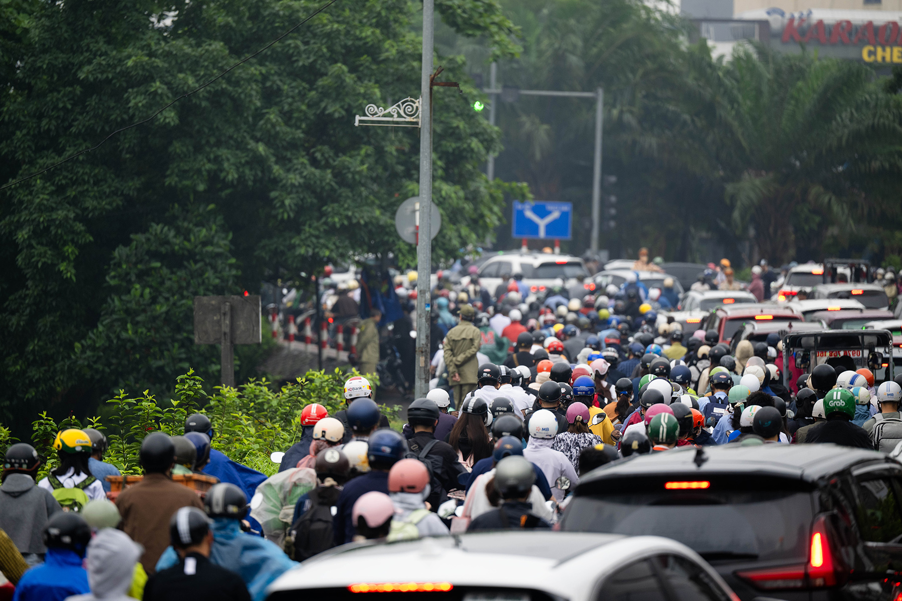 Cầu Long Biên tạm dừng, Chương Dương quá tải: Người dân mệt mỏi chôn chân giữa dòng xe ùn tắc- Ảnh 2.
