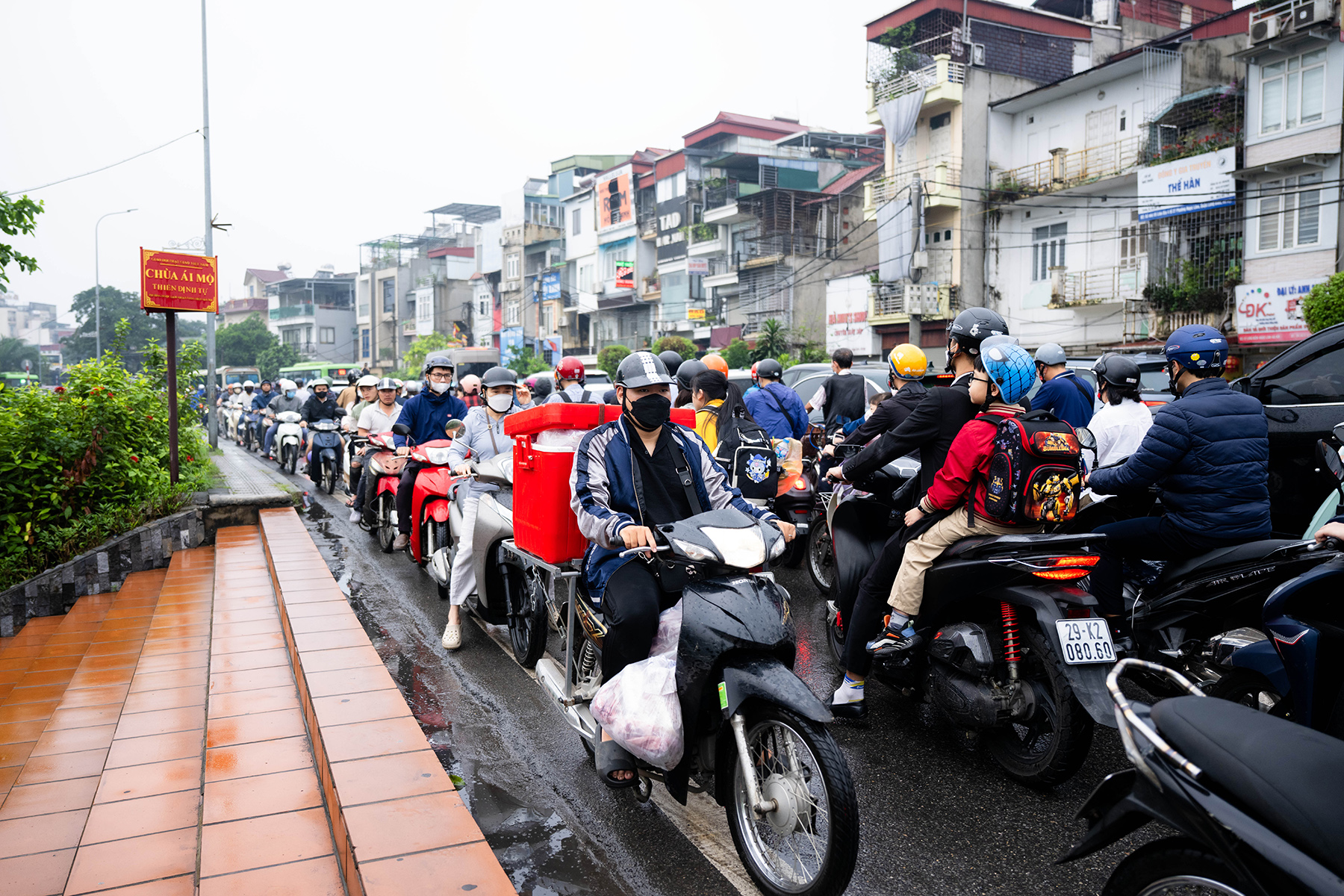 Cầu Long Biên tạm dừng, Chương Dương quá tải: Người dân mệt mỏi chôn chân giữa dòng xe ùn tắc- Ảnh 13.