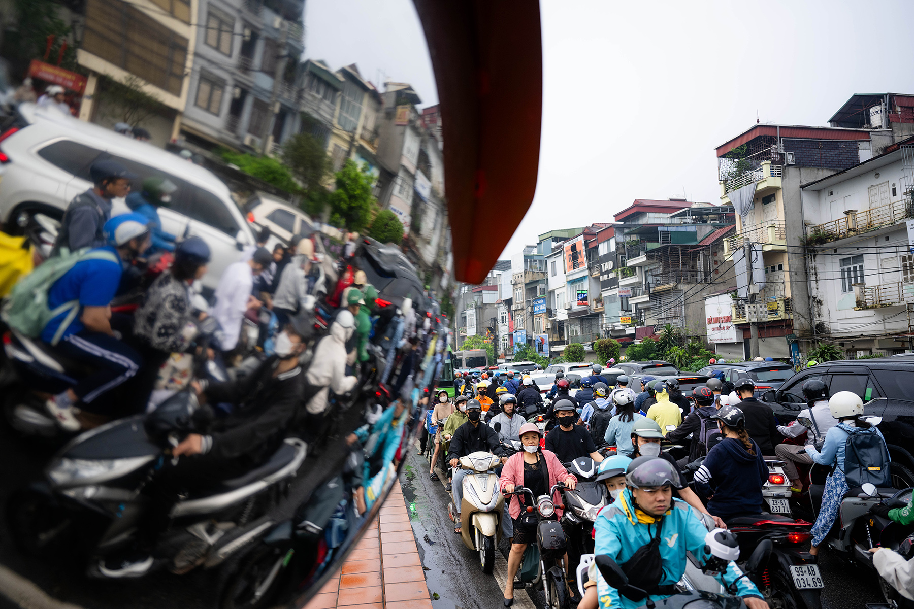 Cầu Long Biên tạm dừng, Chương Dương quá tải: Người dân mệt mỏi chôn chân giữa dòng xe ùn tắc- Ảnh 16.