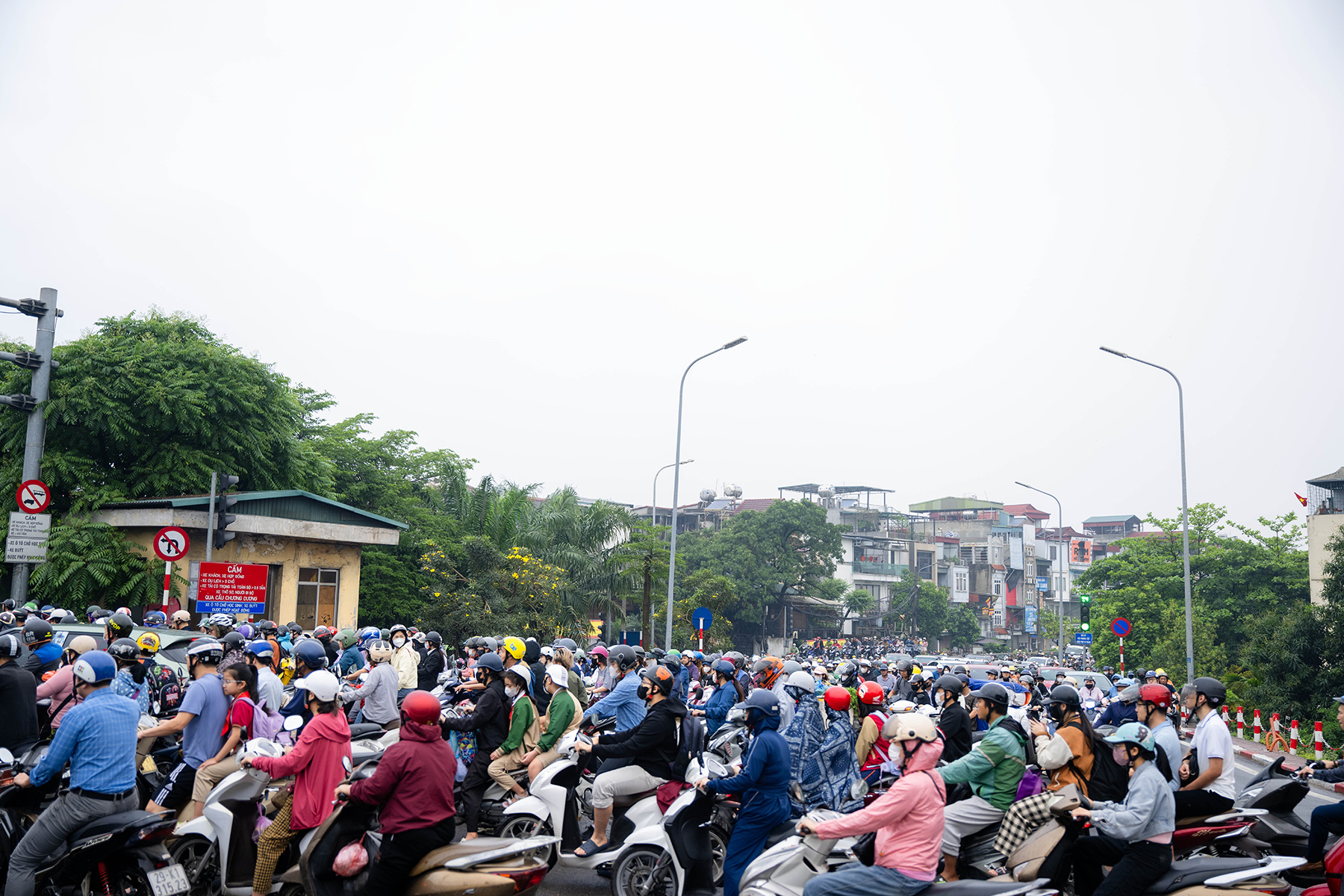 Cầu Long Biên tạm dừng, Chương Dương quá tải: Người dân mệt mỏi chôn chân giữa dòng xe ùn tắc- Ảnh 15.