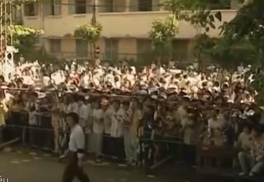 4 đám tang nghệ sĩ có hàng vạn người xót thương tiễn đưa, Hoài Linh quỳ lạy- Ảnh 2.