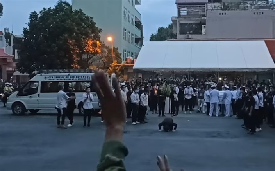 4 đám tang nghệ sĩ có hàng vạn người xót thương tiễn đưa, Hoài Linh quỳ lạy- Ảnh 3.