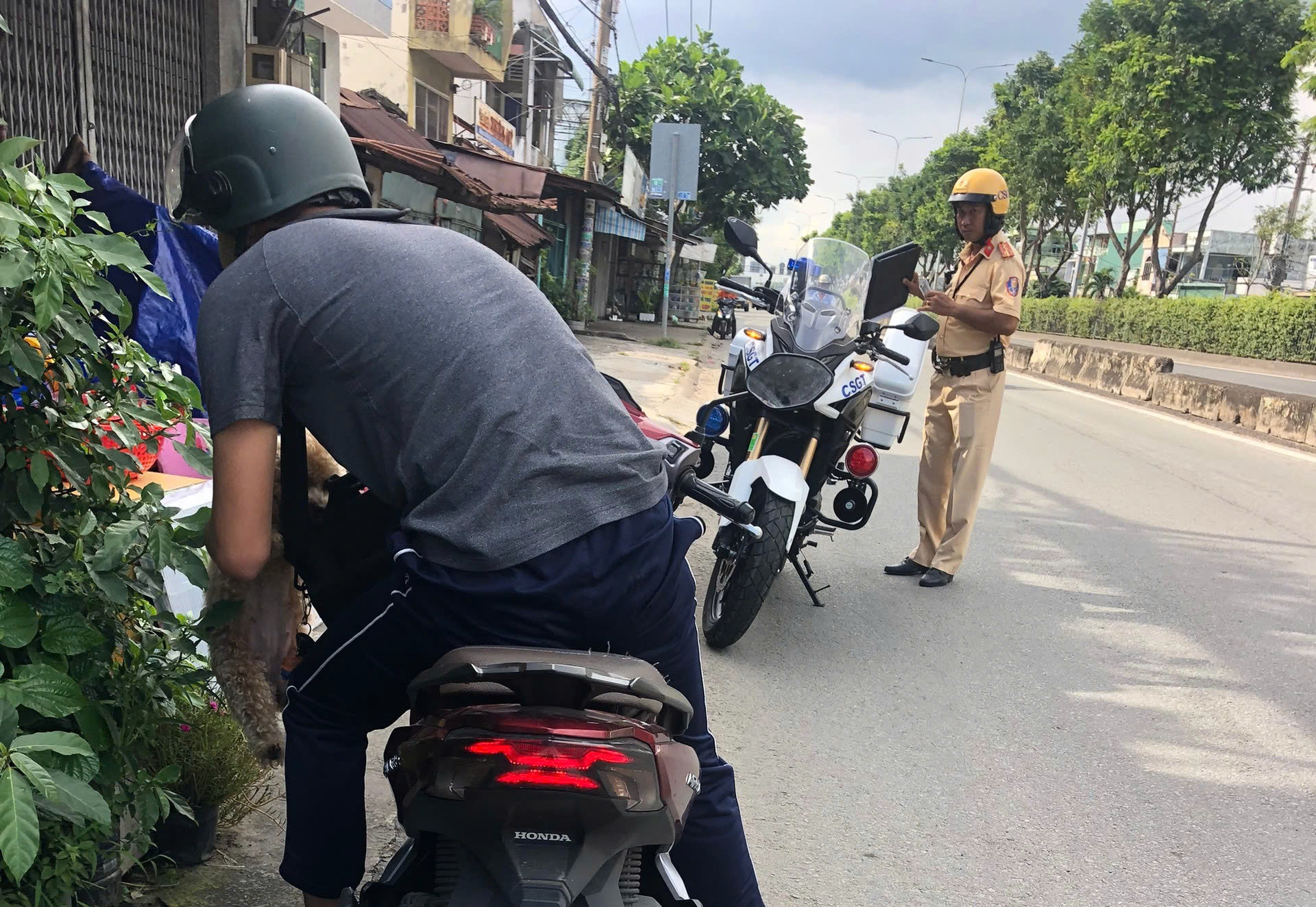 Nhiều người điều khiển xe máy ở TPHCM bị xử phạt do ngại đi đường vòng - Ảnh 1.