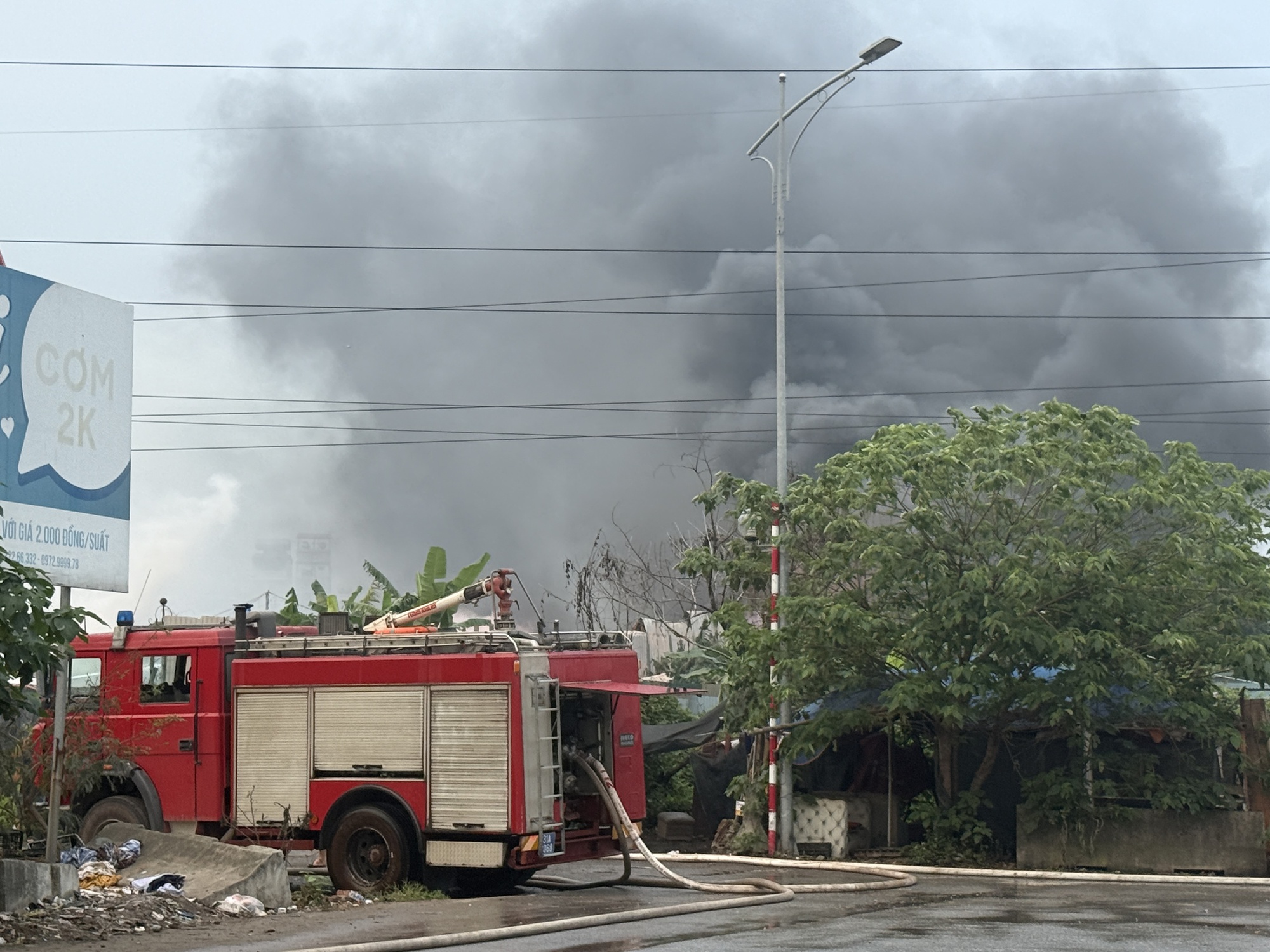 Cháy kho xưởng gỗ dữ dội gần Bệnh viện K Tân Triều , khói bốc cao ngùn ngụt - Ảnh 6.