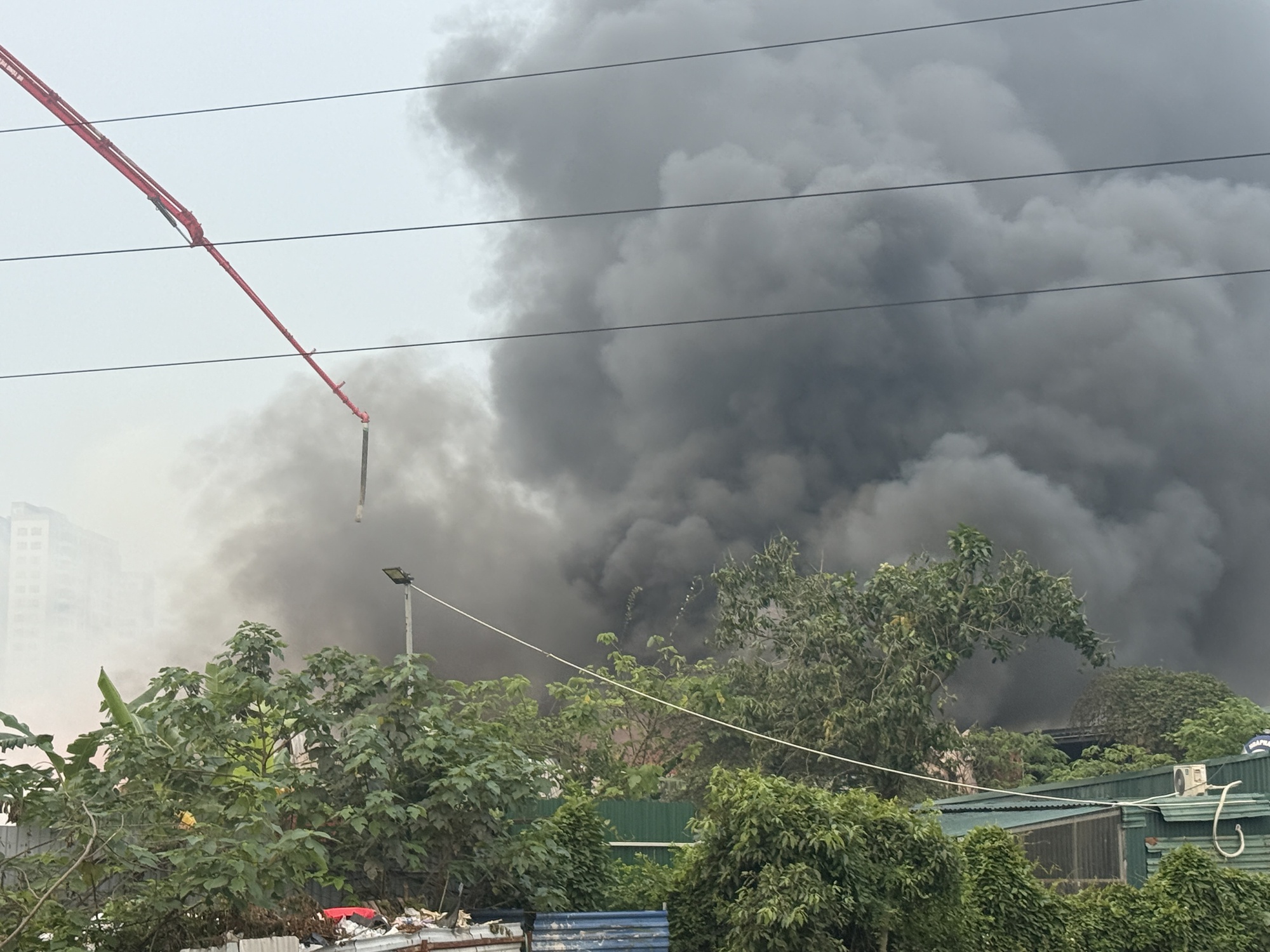 Cháy kho xưởng gỗ dữ dội gần Bệnh viện K Tân Triều , khói bốc cao ngùn ngụt - Ảnh 3.