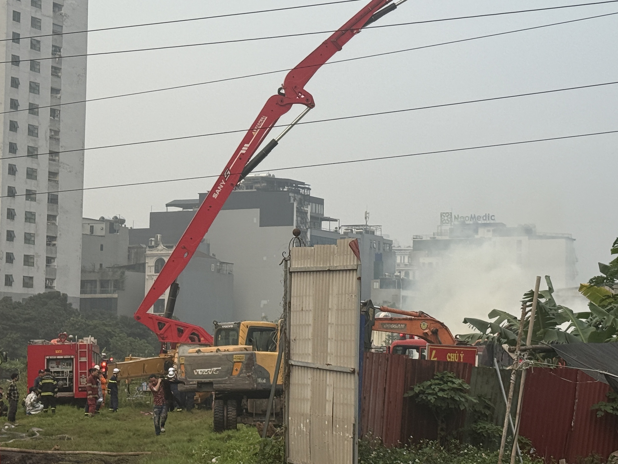 Cháy kho xưởng gỗ dữ dội gần Bệnh viện K Tân Triều , khói bốc cao ngùn ngụt - Ảnh 4.