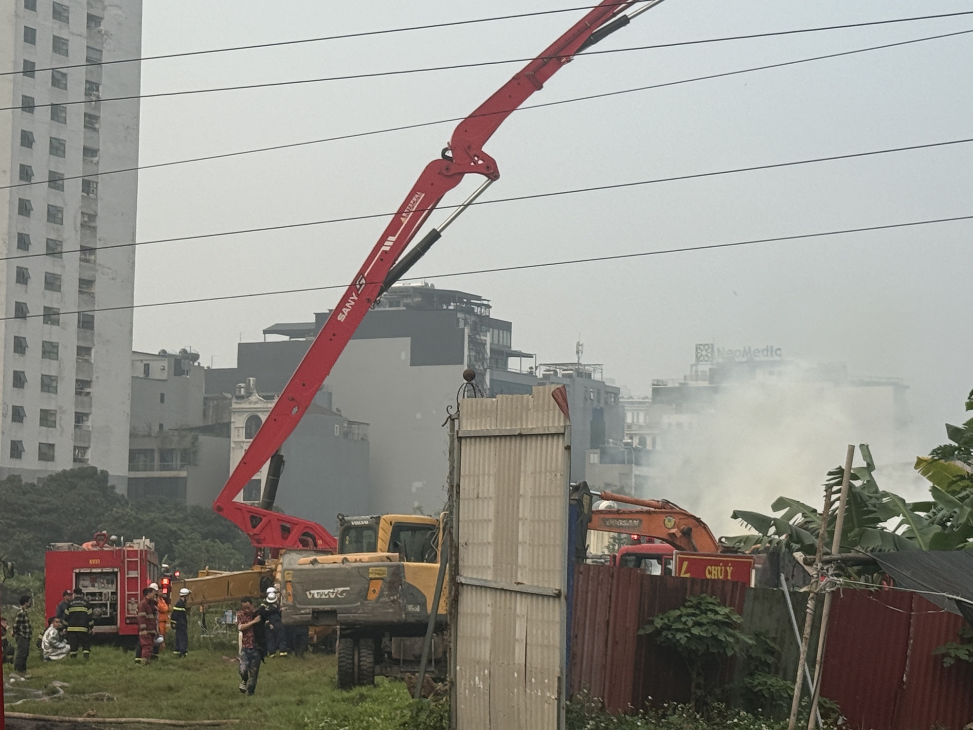 Cháy kho xưởng gỗ dữ dội gần Bệnh viện K Tân Triều , khói bốc cao ngùn ngụt - Ảnh 5.