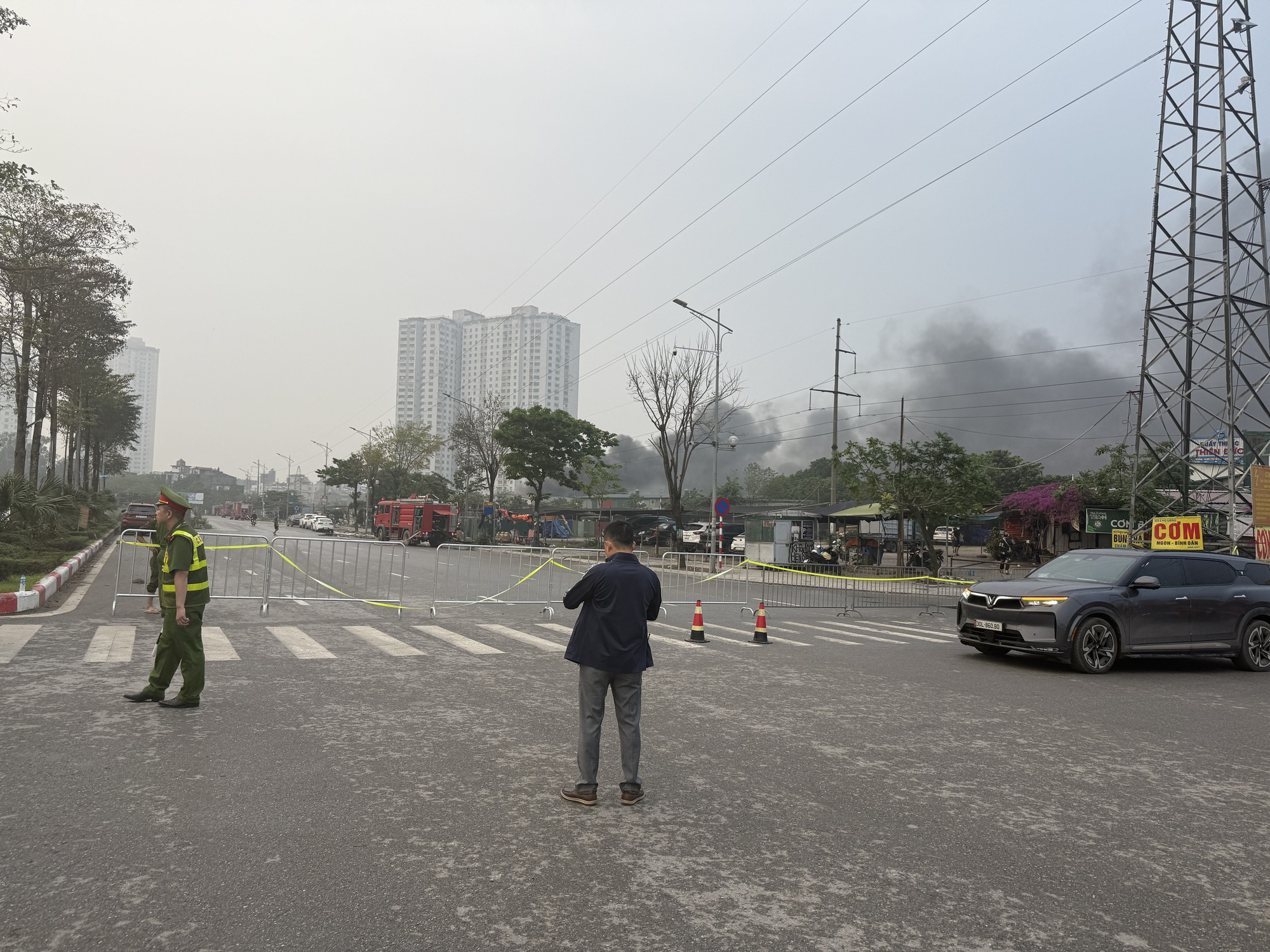 Cháy kho xưởng gỗ dữ dội gần Bệnh viện K Tân Triều , khói bốc cao ngùn ngụt - Ảnh 7.