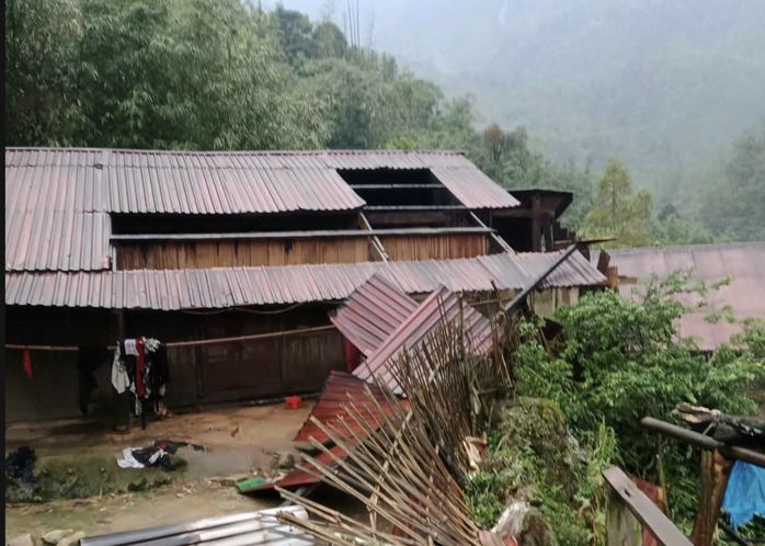 Mưa đá kèm dông lốc, sét làm 4 người chết, tốc mái hơn 6.500 ngôi nhà- Ảnh 1. Mưa đá kèm dông lốc, sét làm 4 người chết, tốc mái hơn 6.500 ngôi nhà- Ảnh 1.