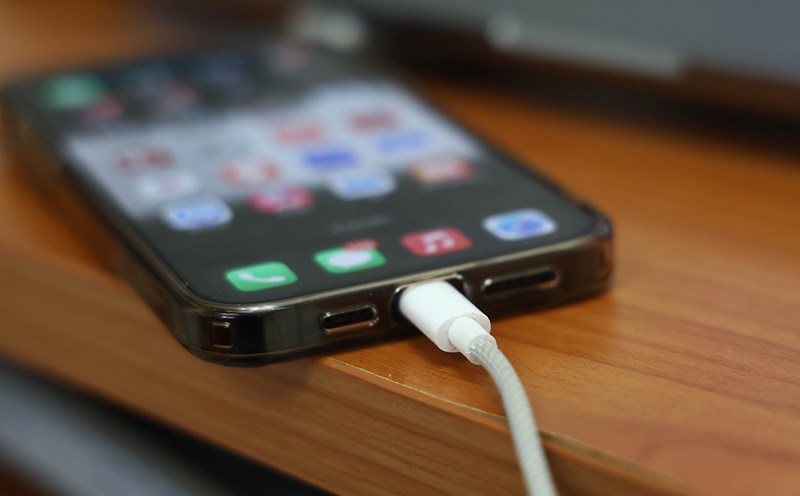 Hơn 90% người dùng smartphone vẫn cố sạc pin đầy 100%, chuyên gia nói thẳng: "Đây mới là mức pin lý tưởng"- Ảnh 2.