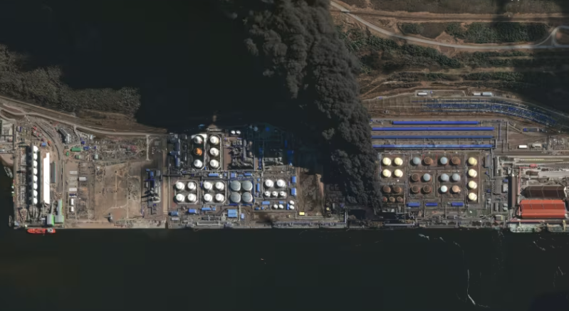 Ukraine dội “mưa drone”, muốn đâm thủng "túi tiền" của Nga  - Ảnh 1.