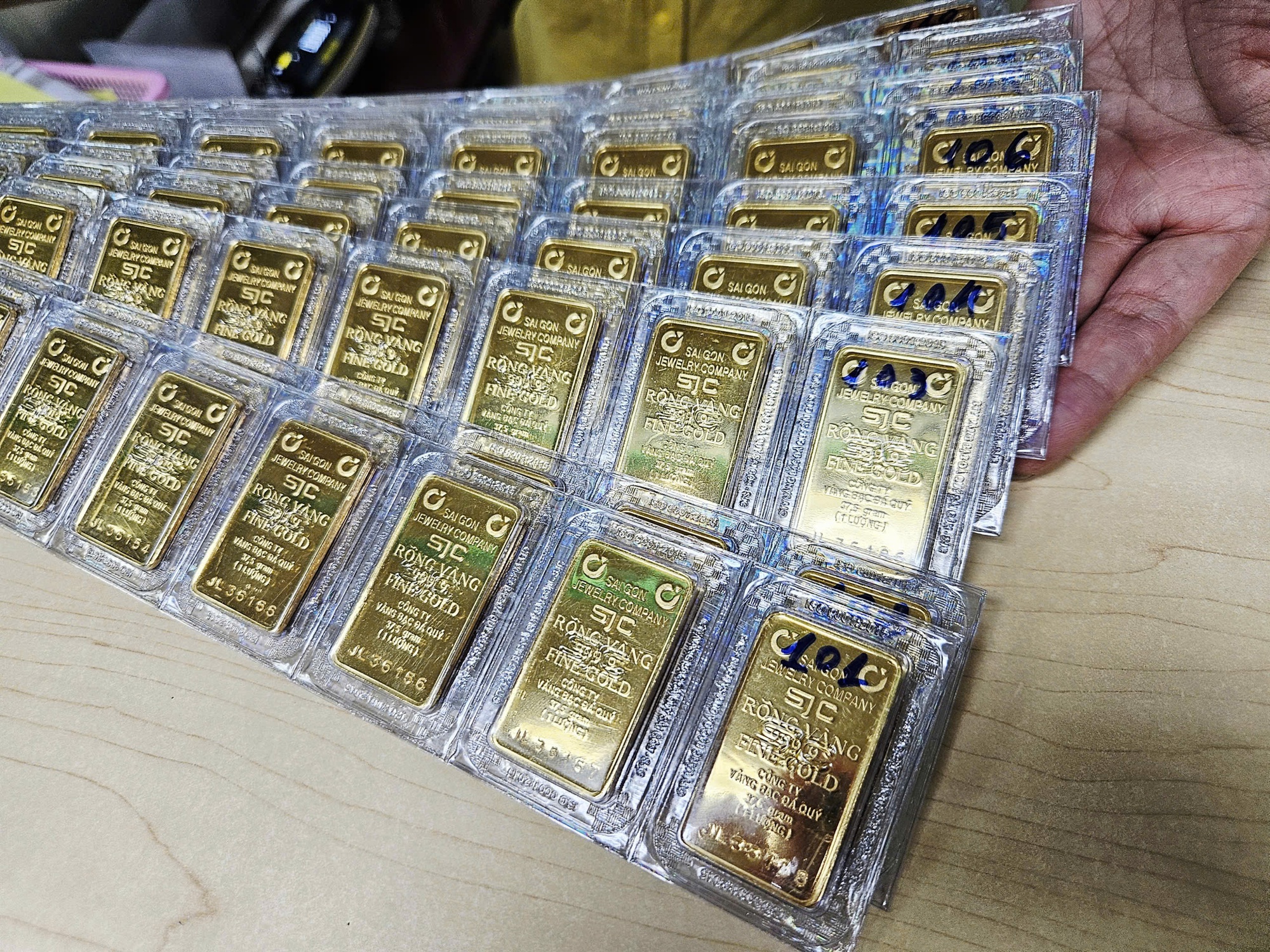 Vì sao giá vàng miếng SJC lại cao hơn giá thế giới 28 triệu đồng / lượng? - Ảnh 2.