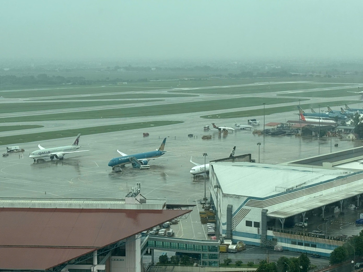 Mưa dông làm gián đoạn hoạt động nhiều sân bay miền Bắc- Ảnh 1.