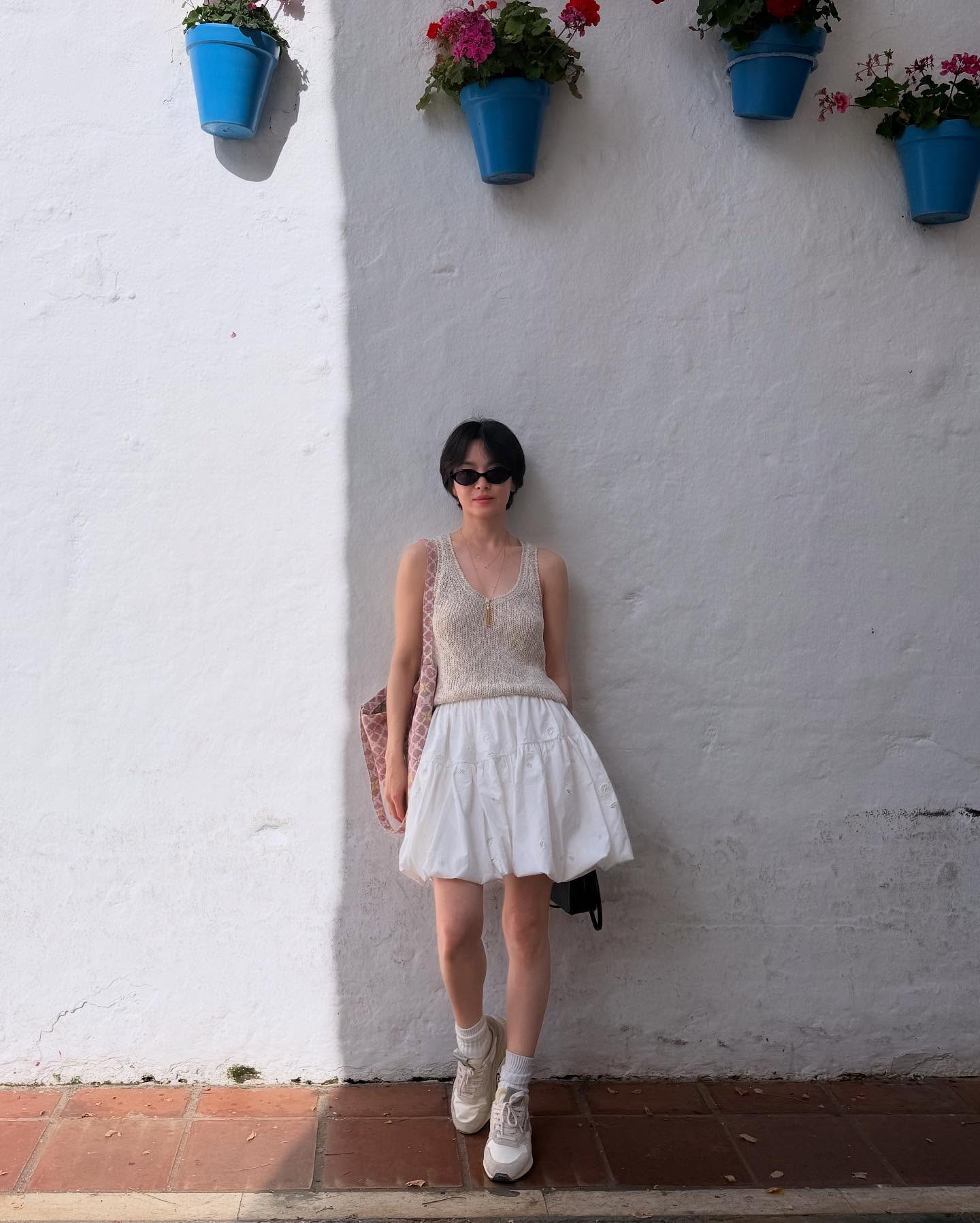 Style đi du lịch của Song Hye Kyo: Ít mà chất tới từng bộ- Ảnh 3.