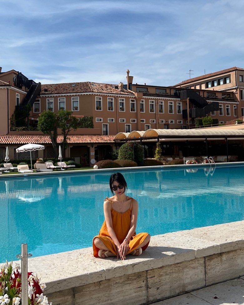 Style đi du lịch của Song Hye Kyo: Ít mà chất tới từng bộ- Ảnh 4.