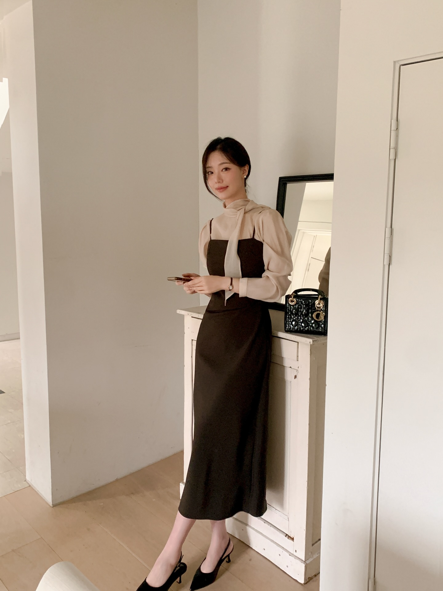 5 cách mặc váy tới công sở cho những ngày chị em chán diện quần dài - Ảnh 1.