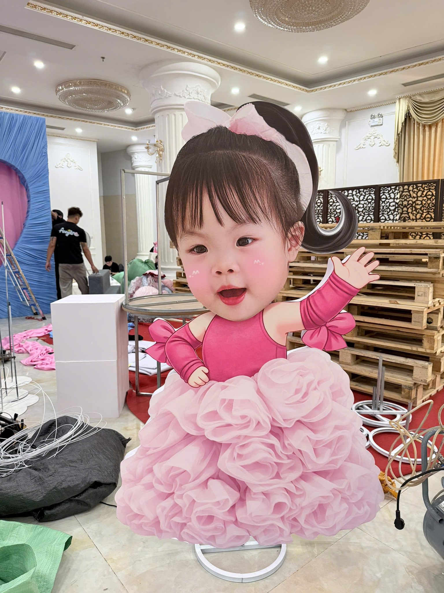 Hotmom Bảo Ngọc tổ chức sinh nhật 2 tuổi cho ái nữ tại trung tâm tiệc cưới lớn nhất vùng, dân tình đồn đoán là nhà chồng MC Mai Ngọc- Ảnh 6.