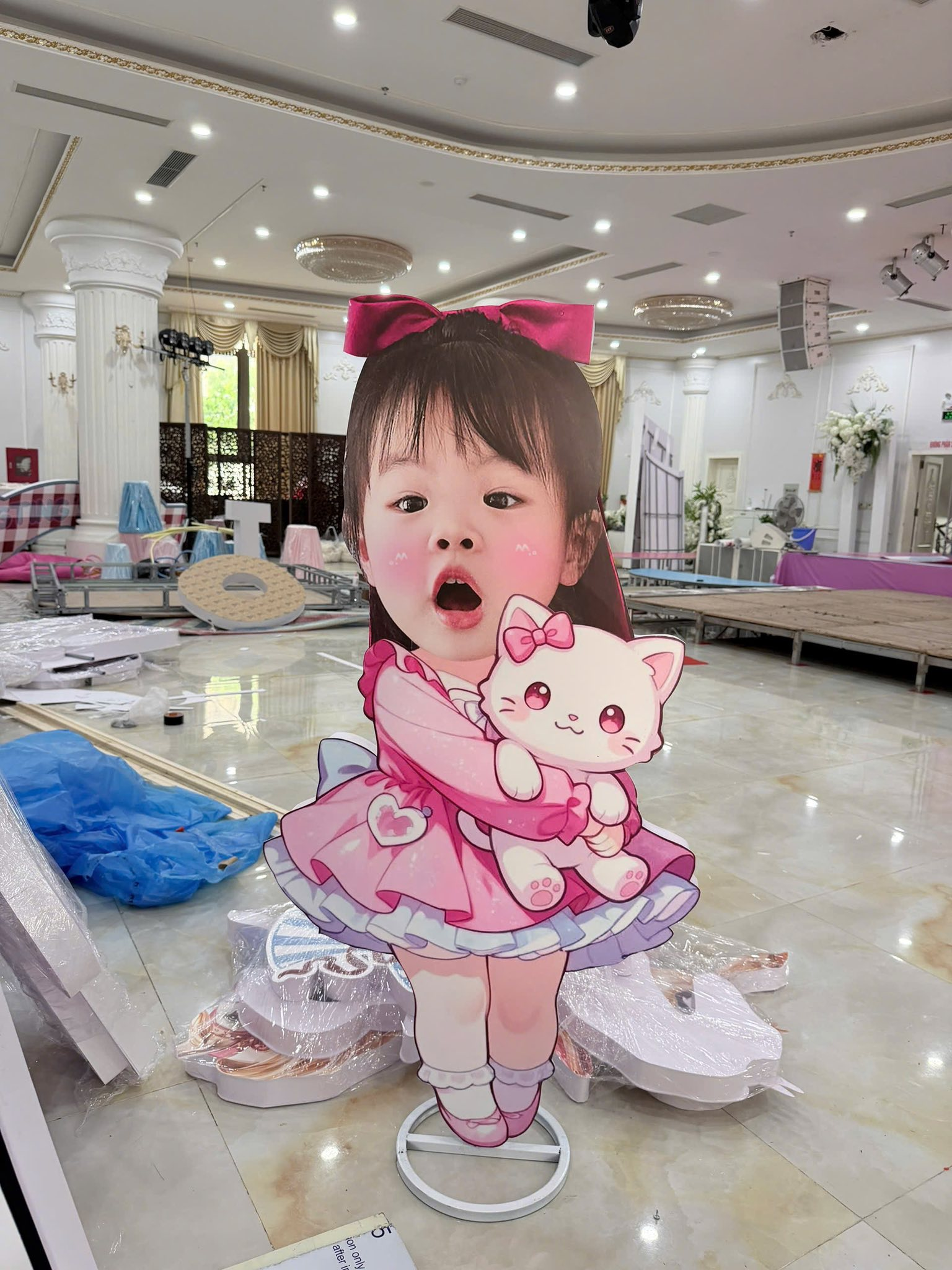 Hotmom Bảo Ngọc tổ chức sinh nhật 2 tuổi cho ái nữ tại trung tâm tiệc cưới lớn nhất vùng, dân tình đồn đoán là nhà chồng MC Mai Ngọc- Ảnh 5.