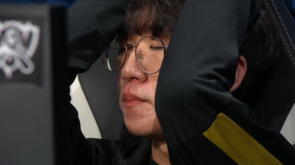 Nhiều gia đình bỏ bàn trà, đặt bàn ăn ngay phòng khách: Quyết định tưởng lạ nhưng giúp nhà rộng hơn, sống tiện hơn - Ảnh 2.